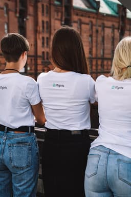 Mädchen von hinten mit dem ITgirls Tshirt